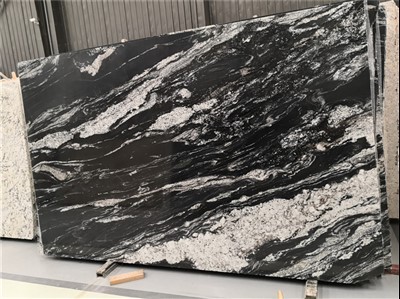 Crni granit s bijelim venama