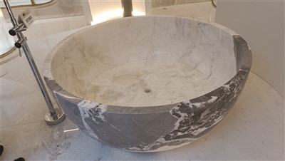 Rezbarena kamena kada