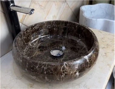 Tamni mramorni vrh kupaonice