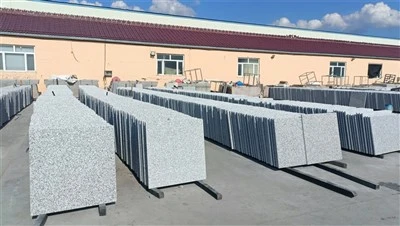 Sive kamene pločice na otvorenom