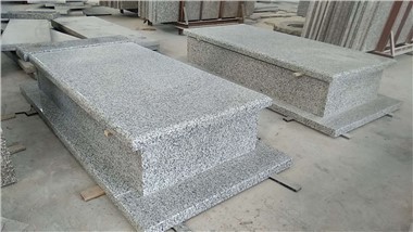 Svjetlo sivi granitni nadgrobni spomenik