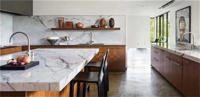 Bijele countertops mramor sa sivom bijelom backsplash kuhinjskom dizajnom moderni